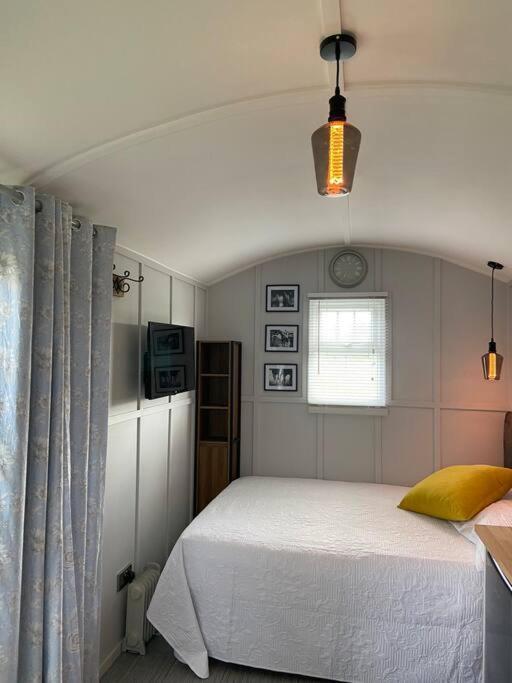 Beautiful Shepherd'S Hut Ньюмаркет Экстерьер фото